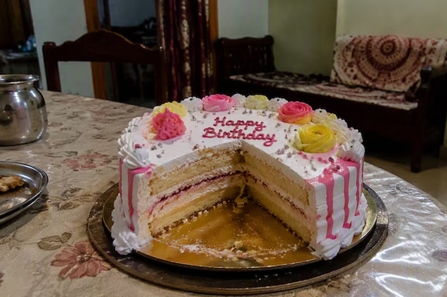 උපන්දින කේක් ගෙඩිය 11දෙනෙකු රෝහල් ගත කරයි
