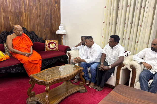 22 ගැන කියන්න ෆ්‍රී ලෝයර්ස් නියෝජිත පිරිසක් ඉත්තෑපානේ ධම්මාලංකාර හිමි බැහැදකී