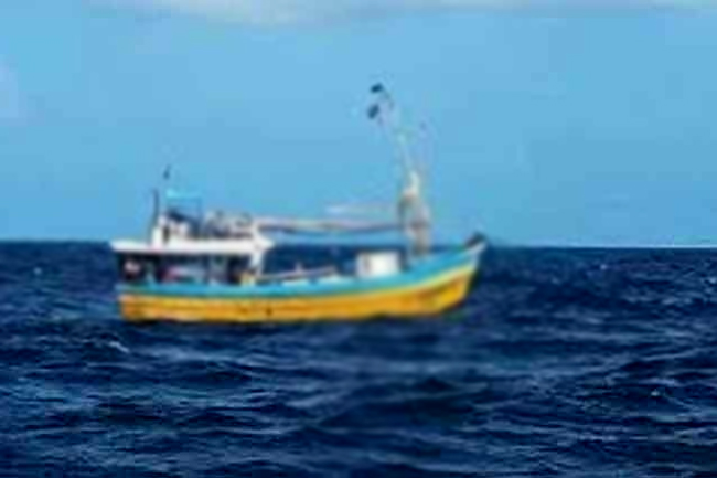 පුද්ගලයින් 8 දෙනෙකු සමඟ ඩෙල්ෆ් ගිය බෝට්ටුවක් අතුරුදන්