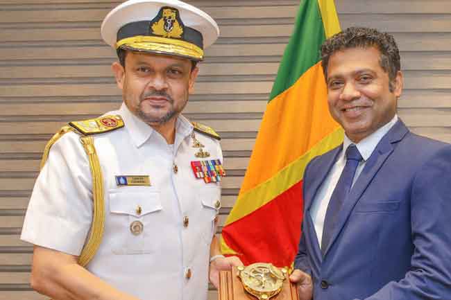 නාවික හමුදාපති හා ඇමති නලින්ද අතර නිල හමුවක් 