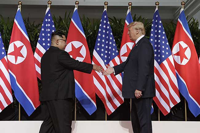 வரலாற்று சிறப்பு மிக்க டிரம்ப் - கிம் பேச்சுவார்த்தை சற்று முன்னர் ஆரம்பம்