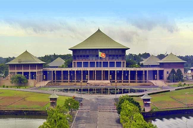 5 இறுவட்டுக்களை பாராளுமன்றில் கையளித்த ரஞ்சன்!