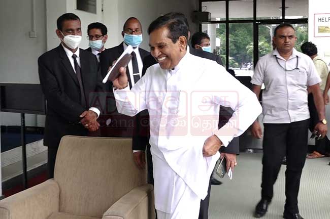 முன்னாள் பாராளுமன்ற உறுப்பினர்கள் மூவர் ஜனாதிபதி ஆணைக்குழு முன்னிலையில்