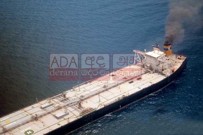 தீப்பற்றி எரியும் கப்பலில் இருந்து காயமடைந்த மாலுமி ஒருவர் மீட்பு