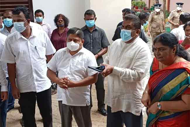 கூட்டத்தில் முகக்கவசமின்றி கலந்து கொண்ட வடக்கு மாகாண ஆளுநர்!