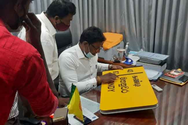 தமிழ் மொழி முதலில் - சீரமைக்கப்பட்ட பலகை  முதல்வரிடம் கையளிப்பு