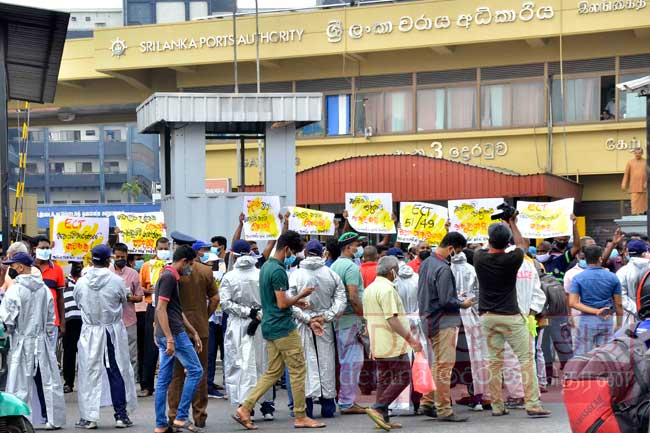 சட்டப்படி வேலை செய்யும் தொழிற்சங்க போராட்டத்தில் ஈடுபட்டுள்ள துறைமுக ஊழியர்கள்...