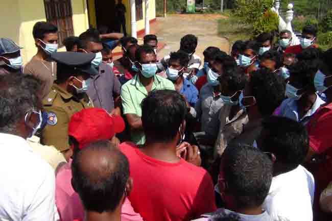 பிக்கு ஒருவருக்கு எதிராக விகாரை முன் திரண்ட தோட்ட மக்கள்!