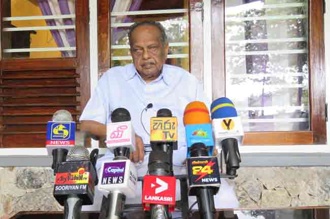 வரலாறு தெரியாதவர்களை வைத்து கையொழுத்து வேட்டை நடக்கின்றது