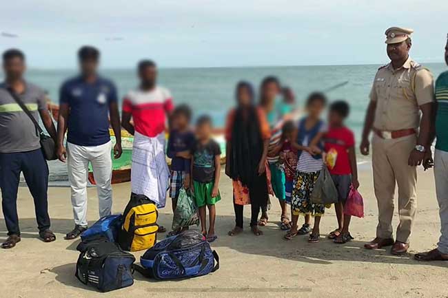 மணல் திட்டில் குழந்தைகளுடன் தவித்த 8 இலங்கை தமிழர்கள்