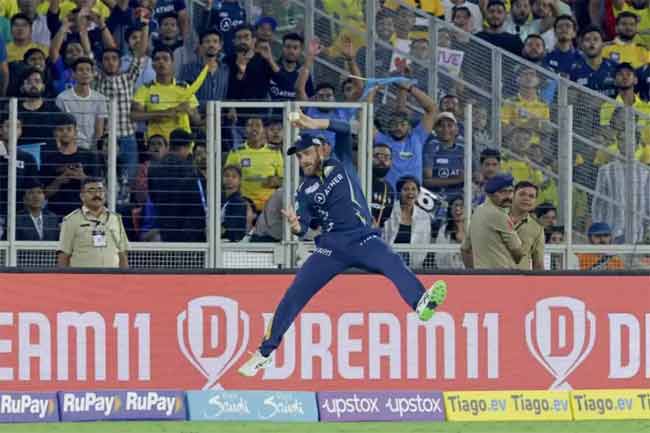 சிக்சரை தடுக்கும் முயற்சியில் காயமடைந்த வீரர்!