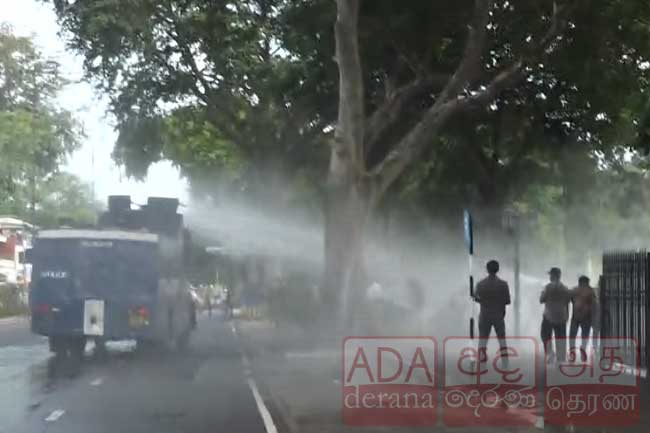 போராட்டத்தை கலைக்க நீர்த் தாரை பிரயோகம்