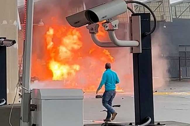 அமெரிக்கா - கனடா எல்லையில் வெடித்த கார் - இருவர் பலி