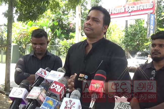 ஓடாத குதிரைக்கு பந்தயம் கட்டும் செயலை செய்து வருகின்றனர்!