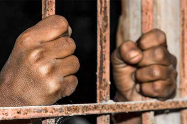 பொலிஸ் பரிசோதகர் ஒருவர் மீது சிறைச்சாலையில் தாக்குதல்