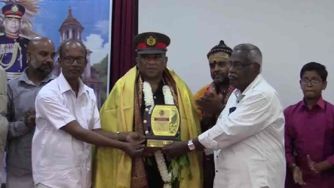 முப்படைகளின் தளபதிக்கு பாராட்டு விழா!