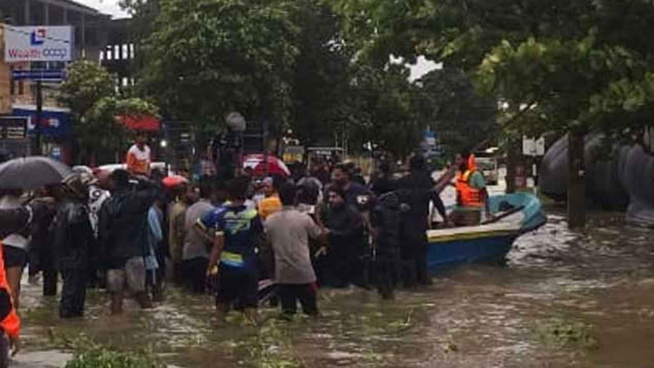 நீரில் மூழ்கிய உழவு இயந்திரம் - மாணவர்கள் உள்ளிட்ட 7 பேரை காணவில்லை