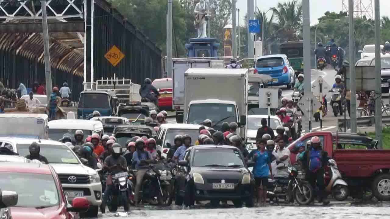 வெள்ளக்காடாக காட்சியளிக்கும் மட்டக்களப்பு!