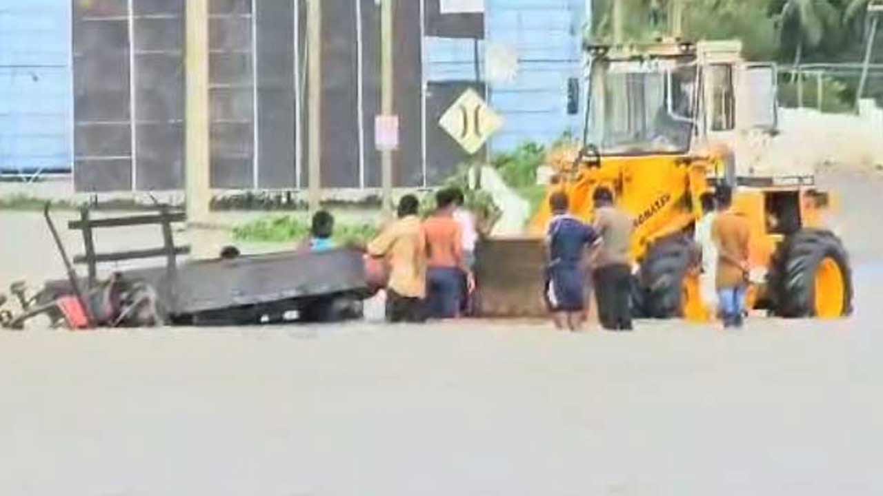 உழவு இயந்திர விபத்த- காணாமல் போன சாரதியின் உதவியாளர் பொலிஸ் நிலையம் வருகை