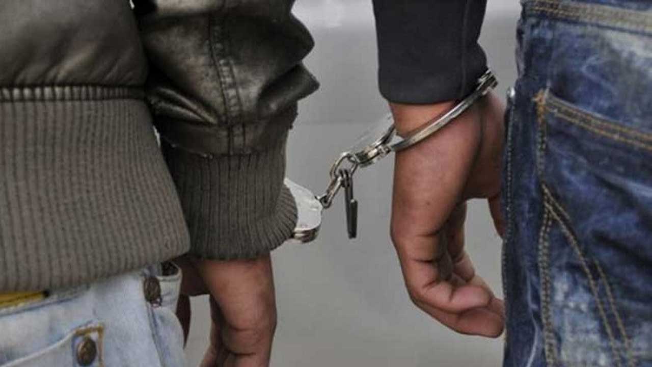 பொதுமக்களுக்கு இடையூறு விளைவித்த மூவர் கைது