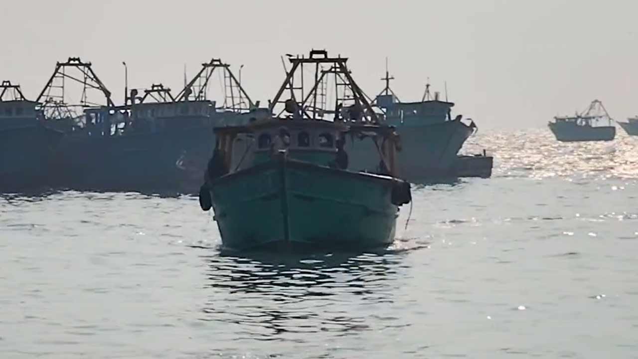 தமிழக மீனவர்கள் 14 பேர் இரண்டு மீன்பிடி படகுடன் கைது