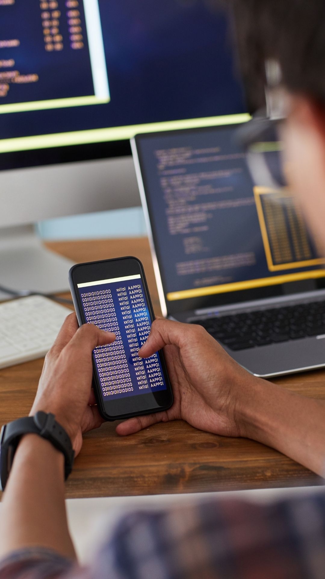 How can businesses choose between cloud and on-premise AEM hosting?