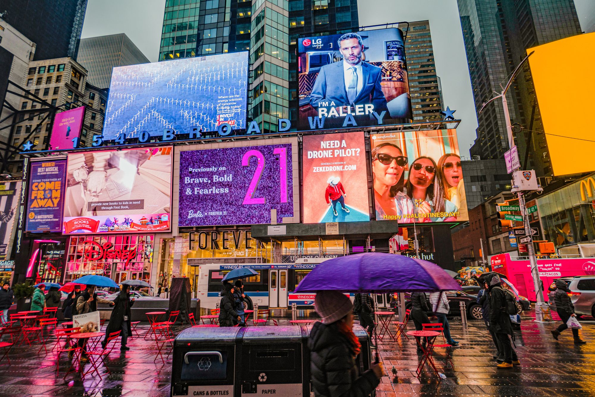 what-is-the-standard-size-of-a-billboard-adquick