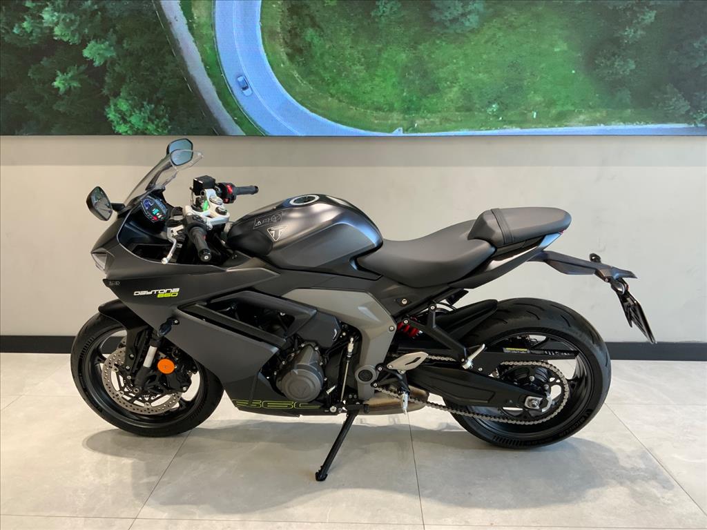 TRIUMPH-DAYTONA-660