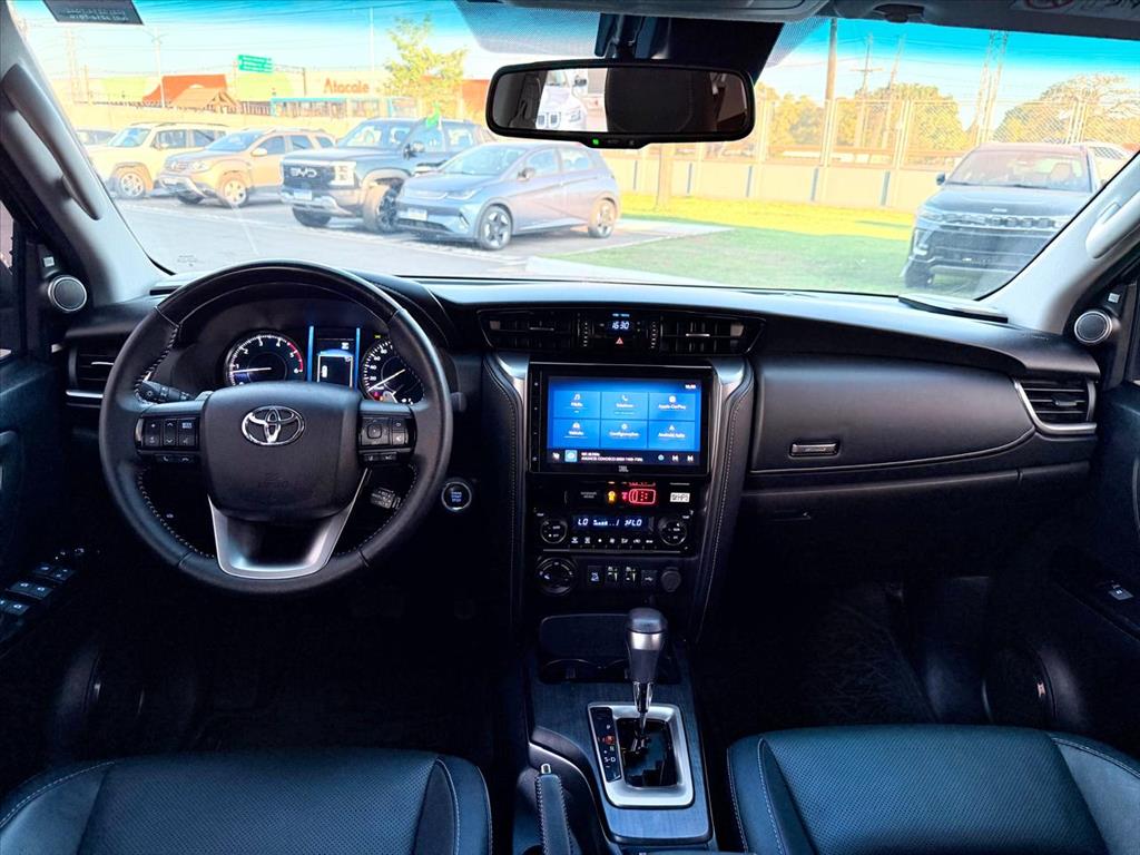 Toyota-HILUX SW4-2.8 D-4D TURBO DIESEL SRX PLATINUM 7L 4X4 AUTOMÁTICO