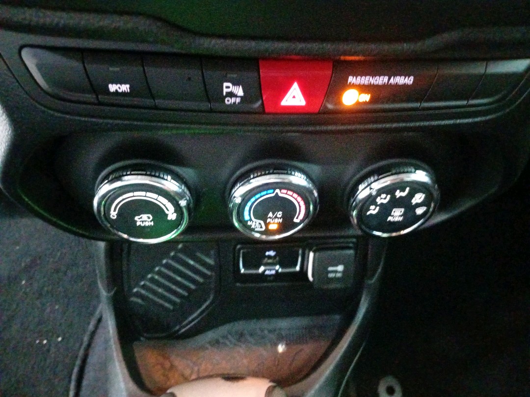 RENEGADE 1.8 16V FLEX SPORT 4P AUTOMÁTICO10