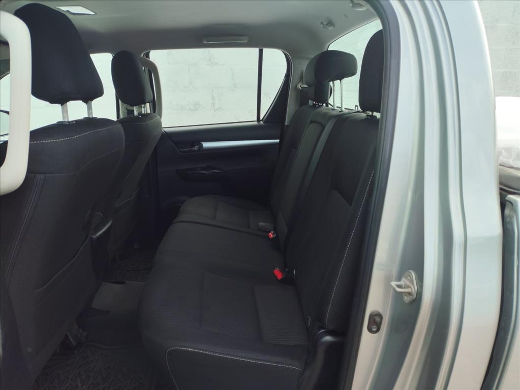 HILUX 2.8 D-4D TURBO DIESEL CD SR 4X4 AUTOMÁTICO10