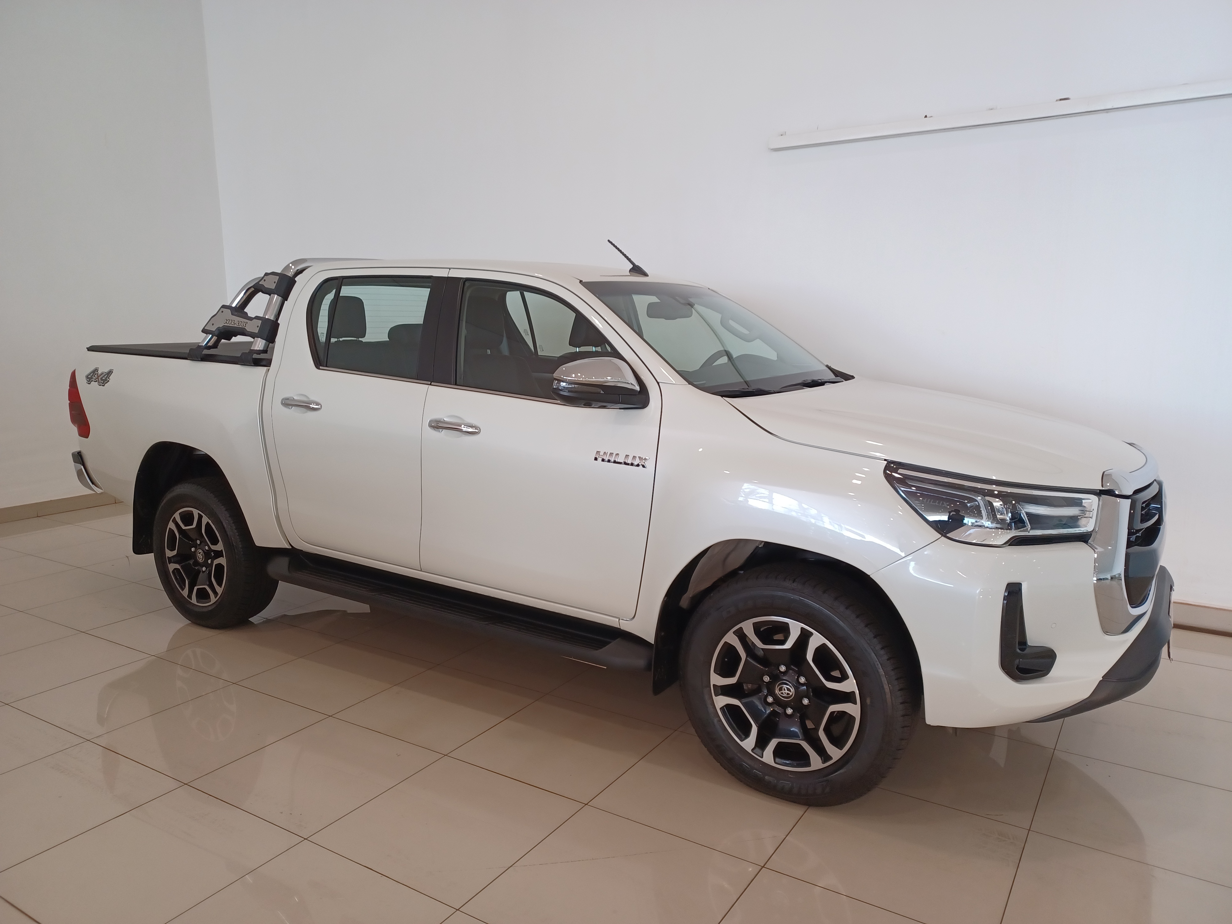 Toyota-HILUX-2.8 D-4D TURBO DIESEL CD SRX 4X4 AUTOMÁTICO