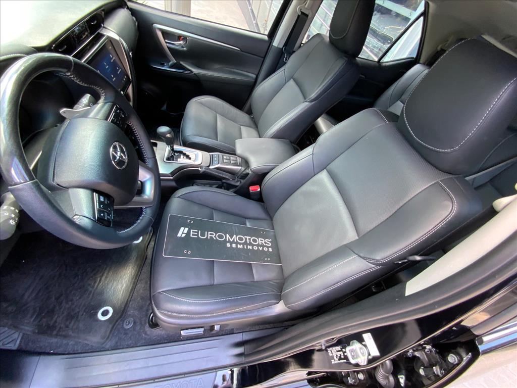 Toyota-HILUX SW4-2.8 D-4D TURBO DIESEL SRX PLATINUM 7L 4X4 AUTOMÁTICO