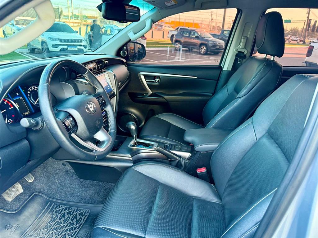 Toyota-HILUX SW4-2.8 D-4D TURBO DIESEL SRX PLATINUM 7L 4X4 AUTOMÁTICO