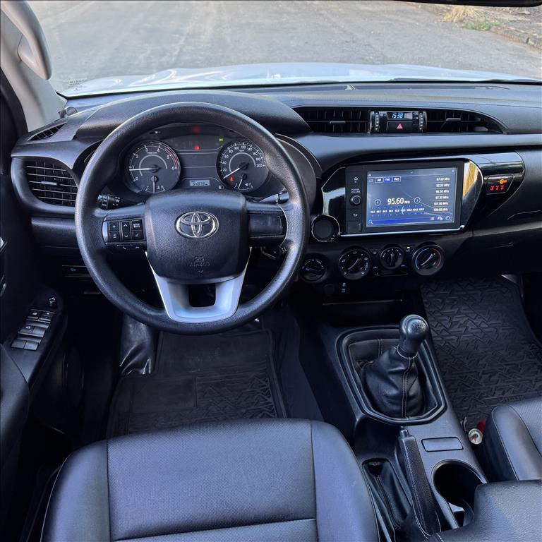 Toyota-HILUX-2.8 D-4D TURBO DIESEL CD POWER PACK 4X4 MANUAL