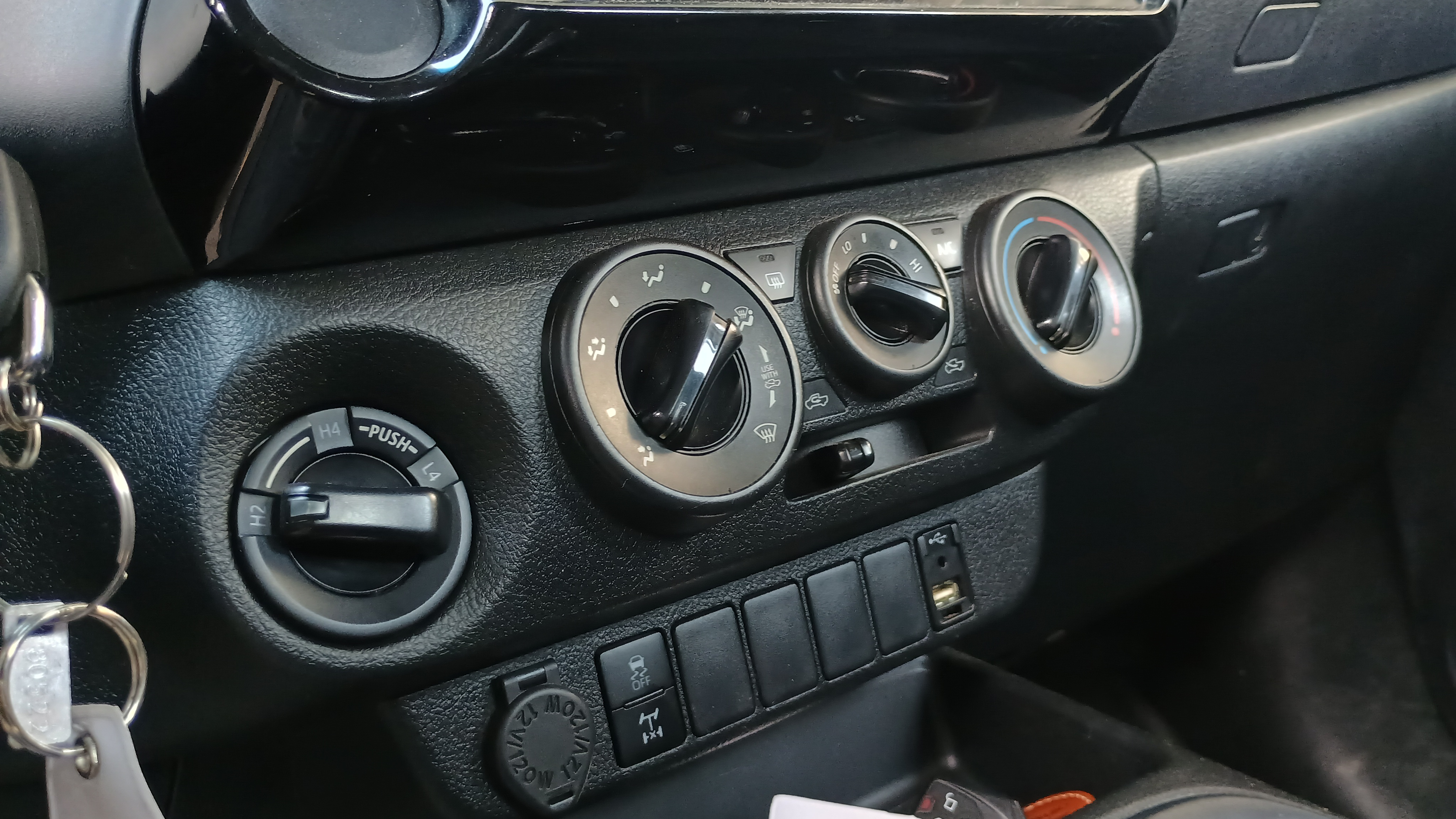 HILUX 2.8 D-4D TURBO DIESEL CHASSI 4X4 MANUAL10