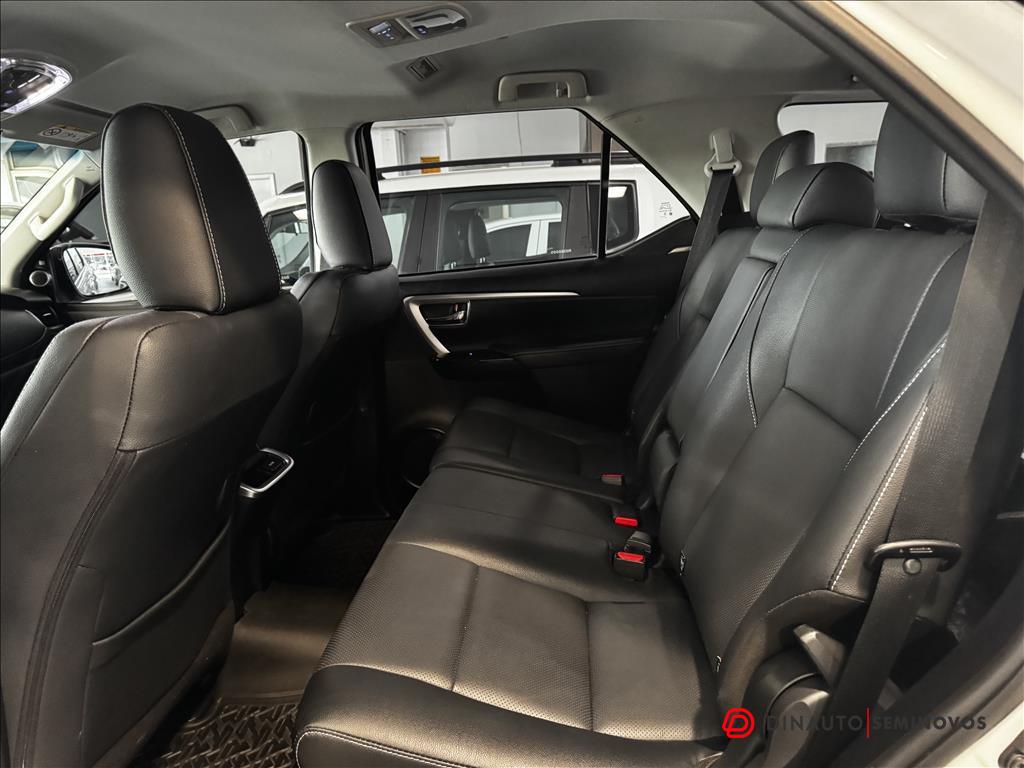 Toyota-HILUX SW4-2.8 D-4D TURBO DIESEL SRX 7L 4X4 AUTOMÁTICO