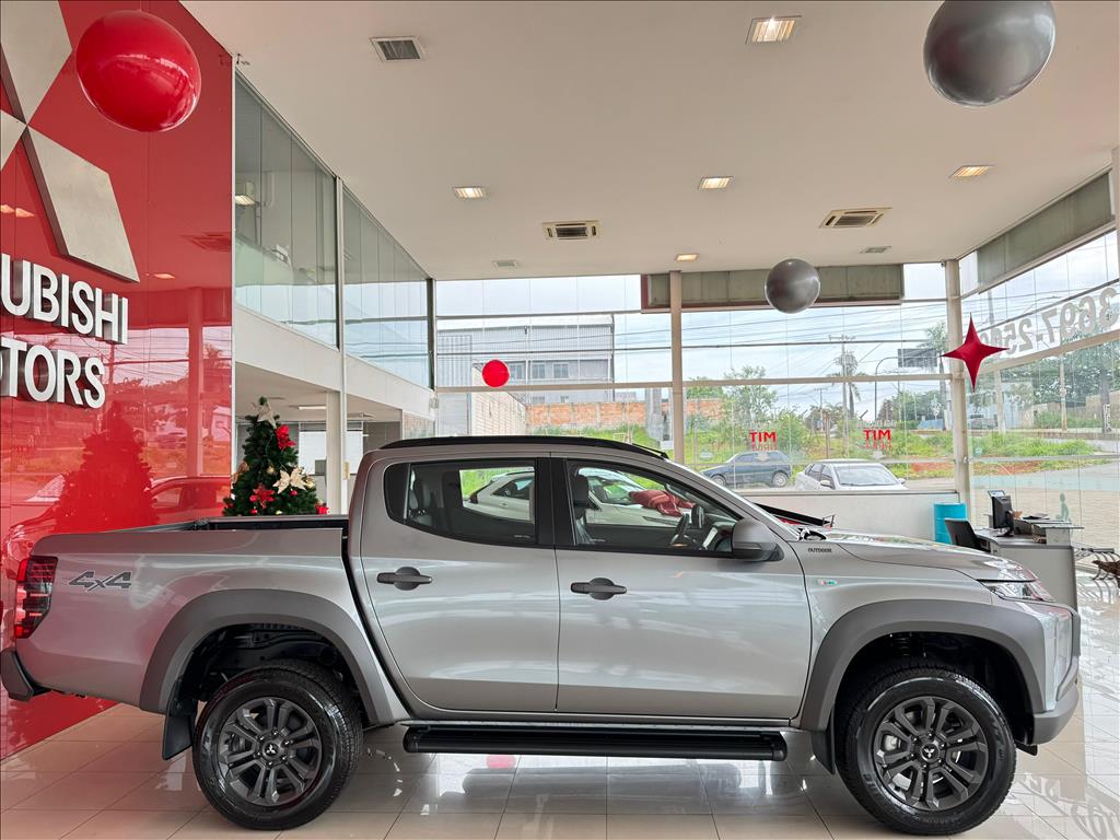 Mitsubishi-L200 TRITON-2.4 16V TURBO DIESEL SPORT OUTDOOR PLUS CD 4P 4X4 AUTOMÁTICO