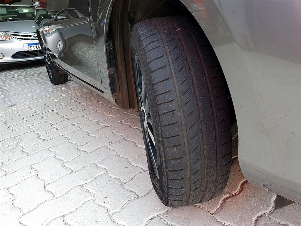 Toyota Yaris - 1.5 16V FLEX SEDAN XLS MULTIDRIVE