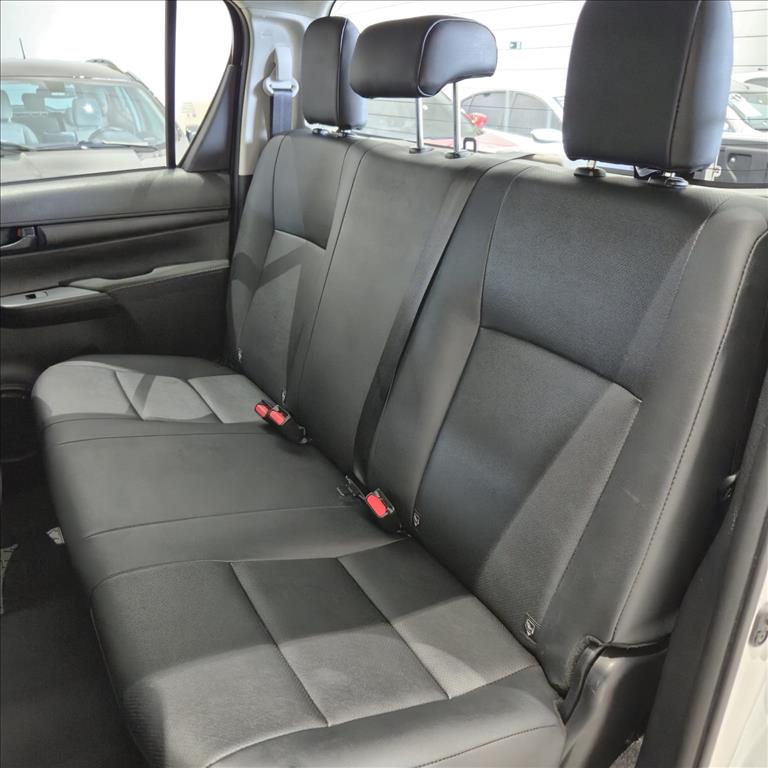 HILUX 2.8 D-4D TURBO DIESEL CD POWER PACK 4X4 MANUAL12