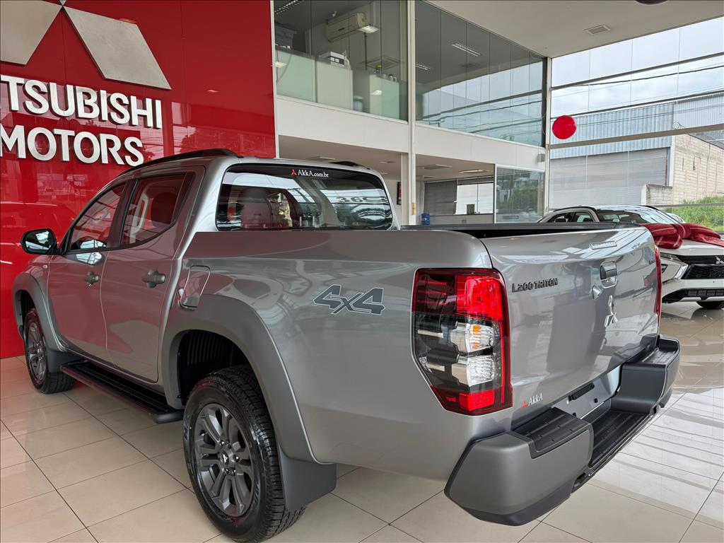 Mitsubishi-L200 TRITON-2.4 16V TURBO DIESEL SPORT OUTDOOR PLUS CD 4P 4X4 AUTOMÁTICO