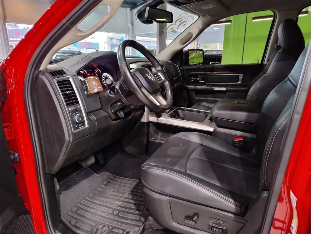 CLASSIC 5.7 V8 GASOLINA LARAMIE NIGHT EDITION CD 4X4 AUTOMÁTICO2