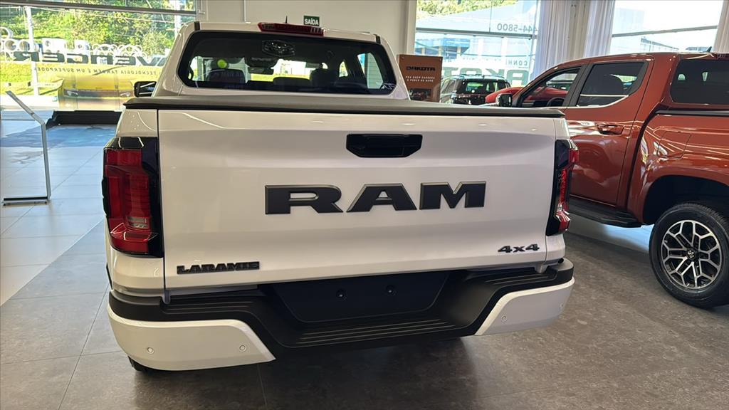 DAKOTA 2.2 TURBO DIESEL LARAMIE NIGHT EDITION 4X4 AUTOMÁTICO4