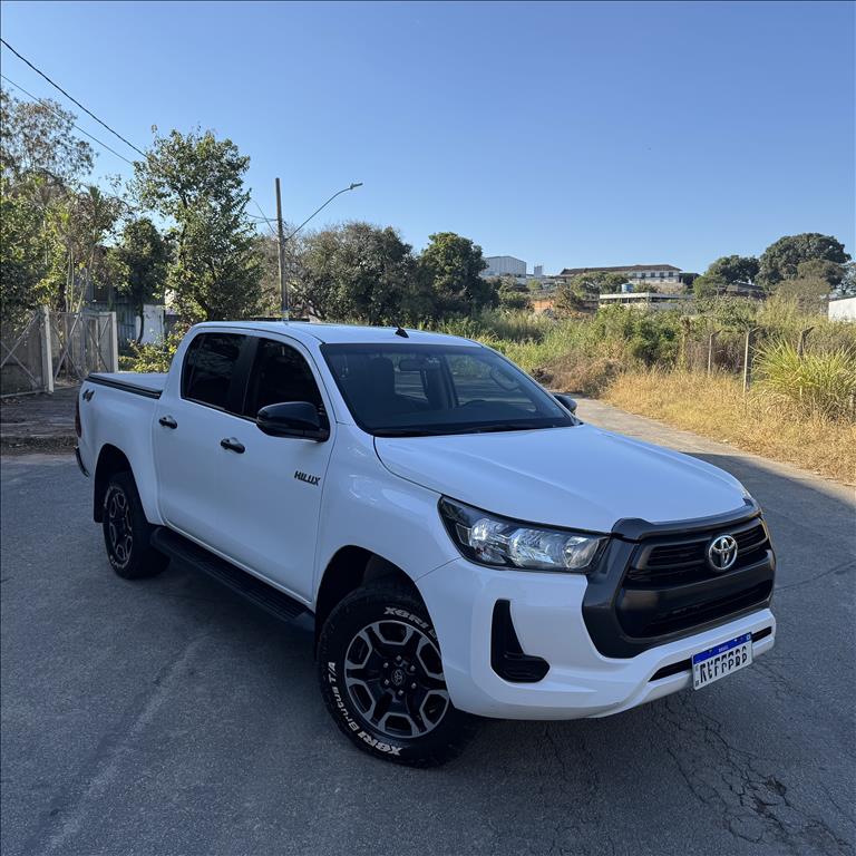 Toyota-HILUX-2.8 D-4D TURBO DIESEL CD POWER PACK 4X4 MANUAL