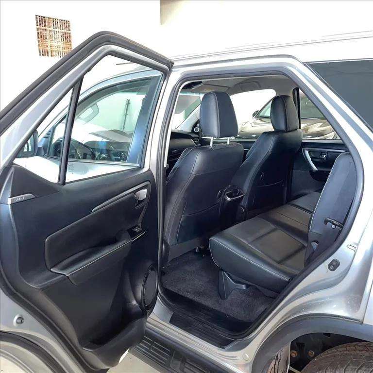 HILUX SW4 2.8 D-4D TURBO DIESEL SRX PLATINUM 7L 4X4 AUTOMÁTICO7