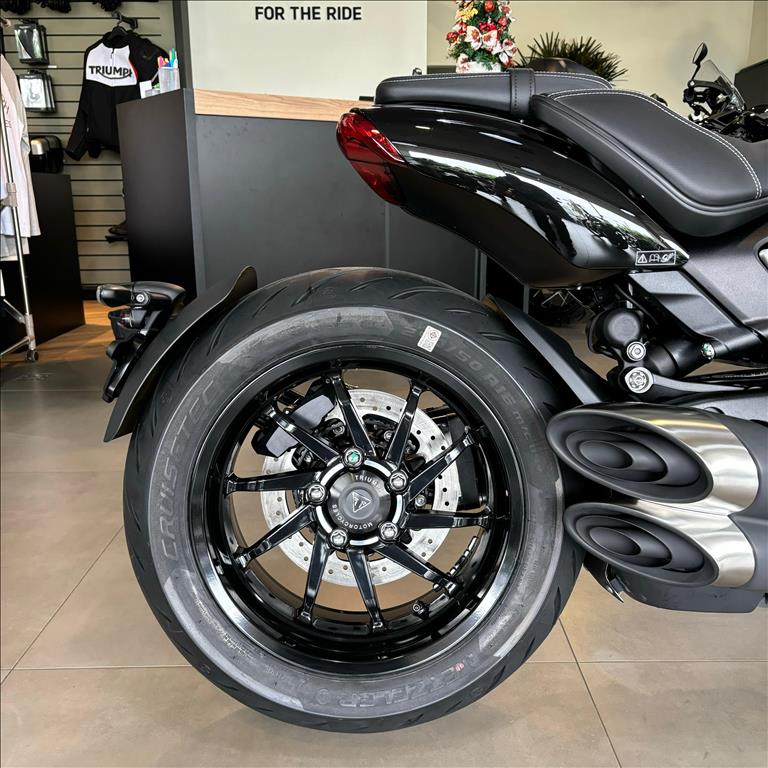 TRIUMPH-ROCKET-III STORM R