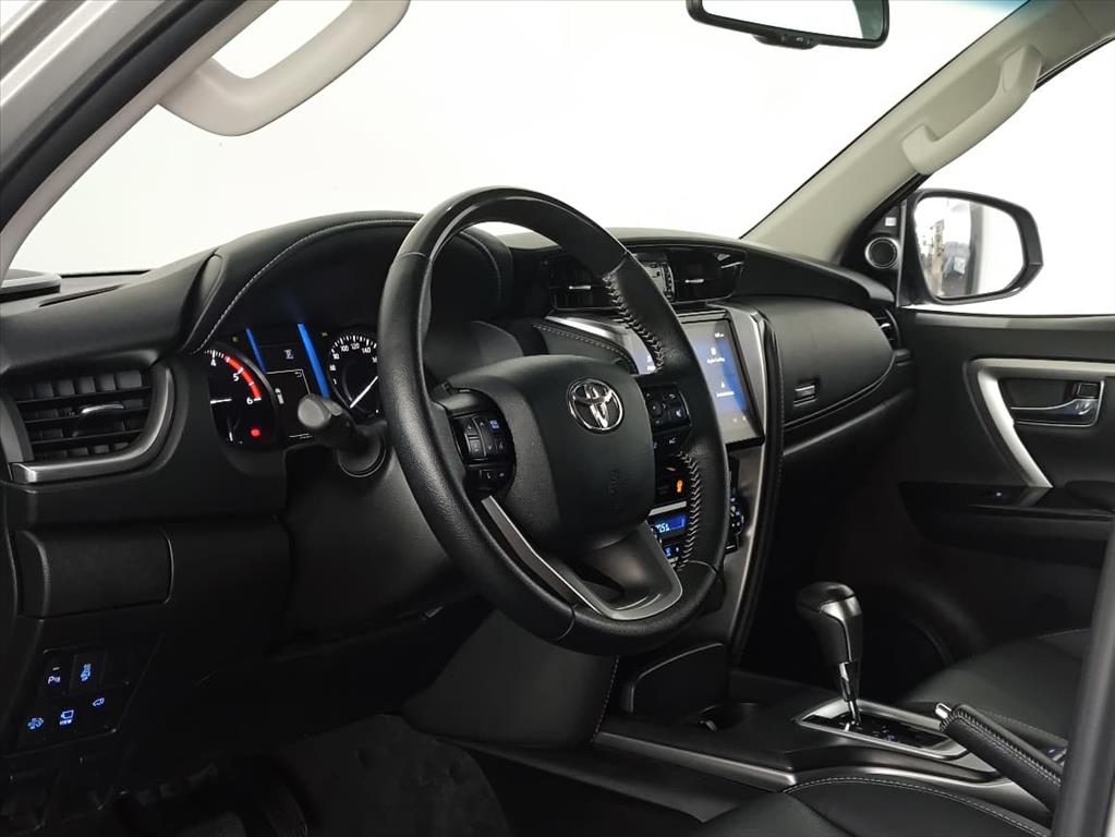 HILUX SW4 2.8 D-4D TURBO DIESEL SRX 7L 4X4 AUTOMÁTICO3