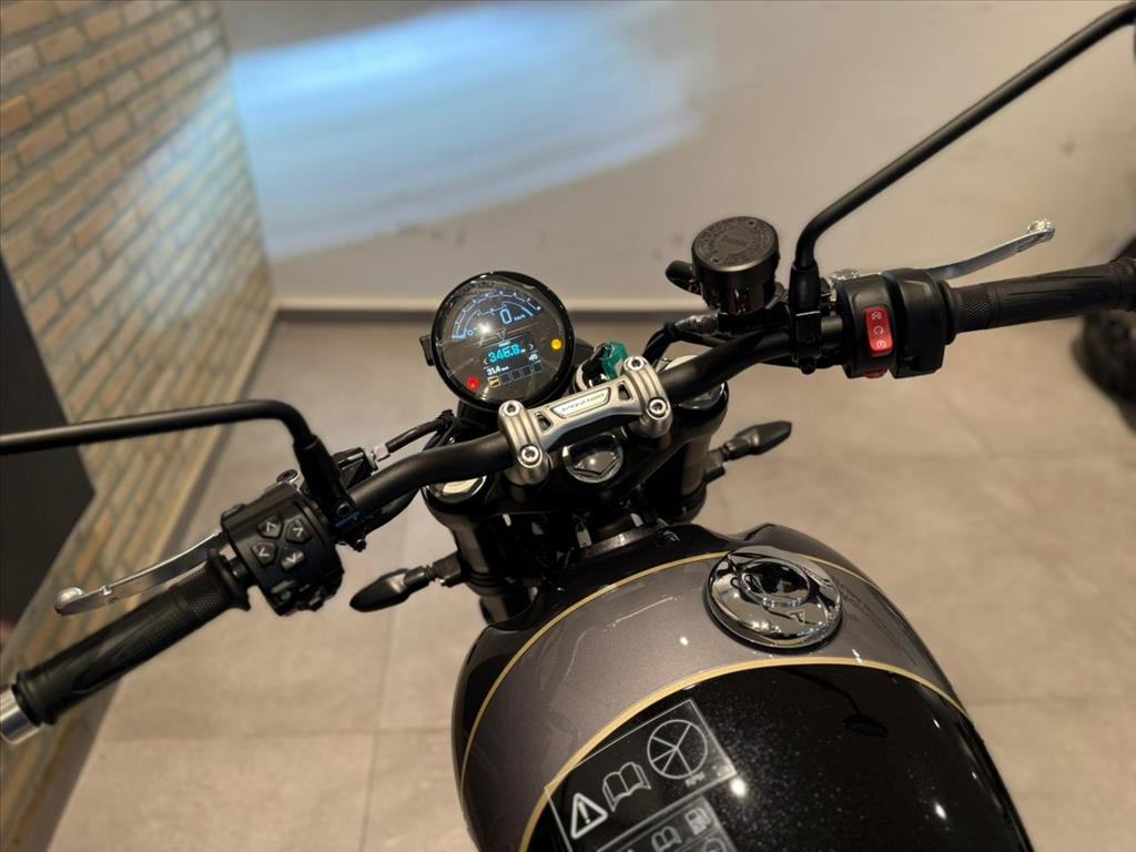 TRIUMPH-SPEED-TWIN 900