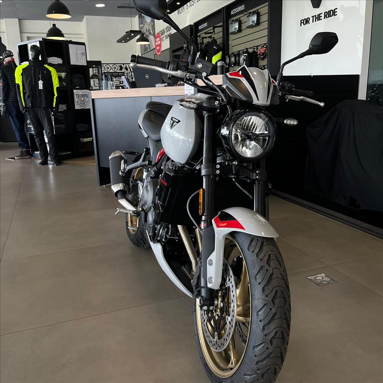 TRIUMPH-TRIDENT-800