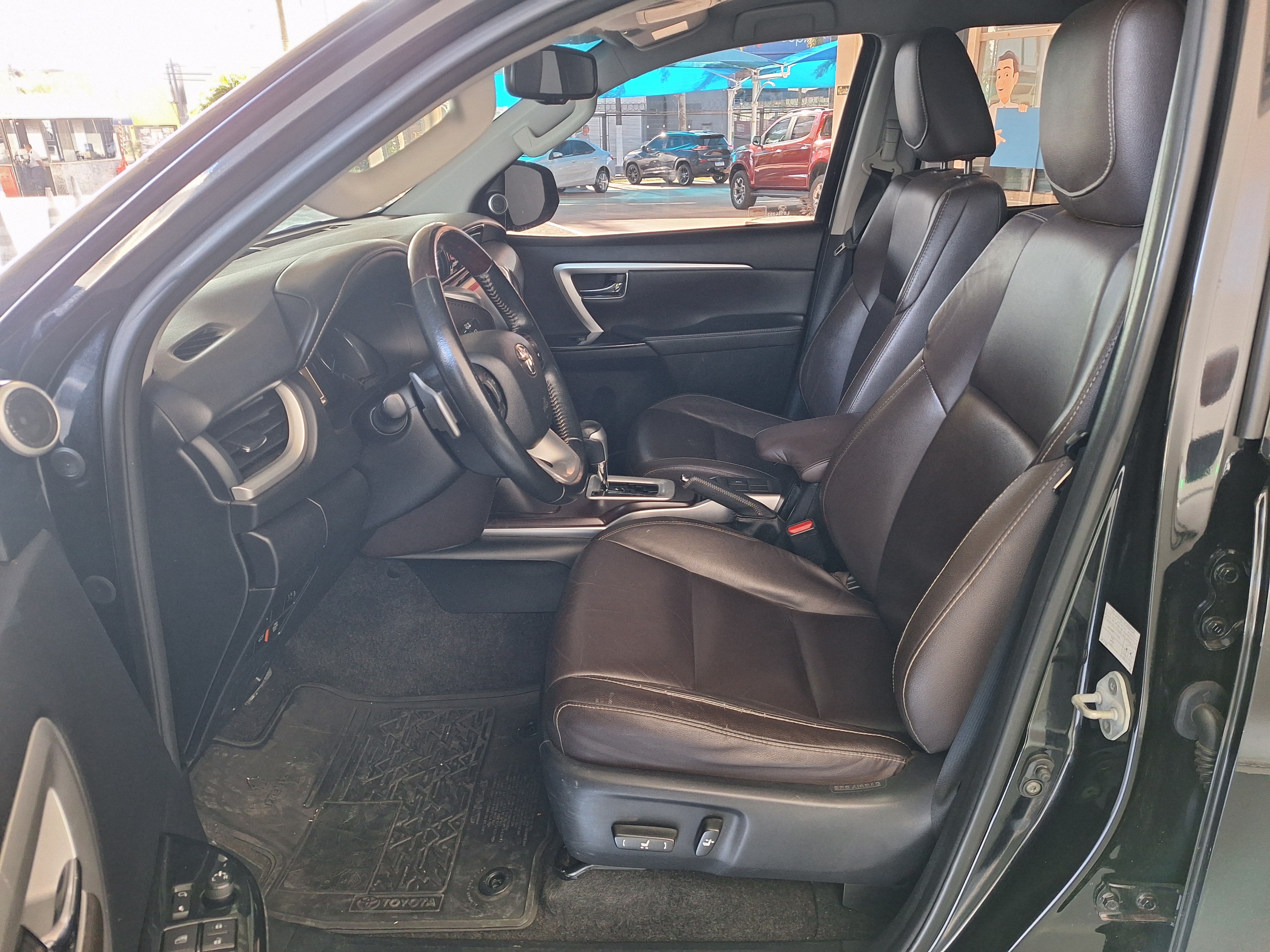 Toyota-HILUX SW4-2.7 SRV 7 LUGARES 4X2 16V FLEX 4P AUTOMÁTICO